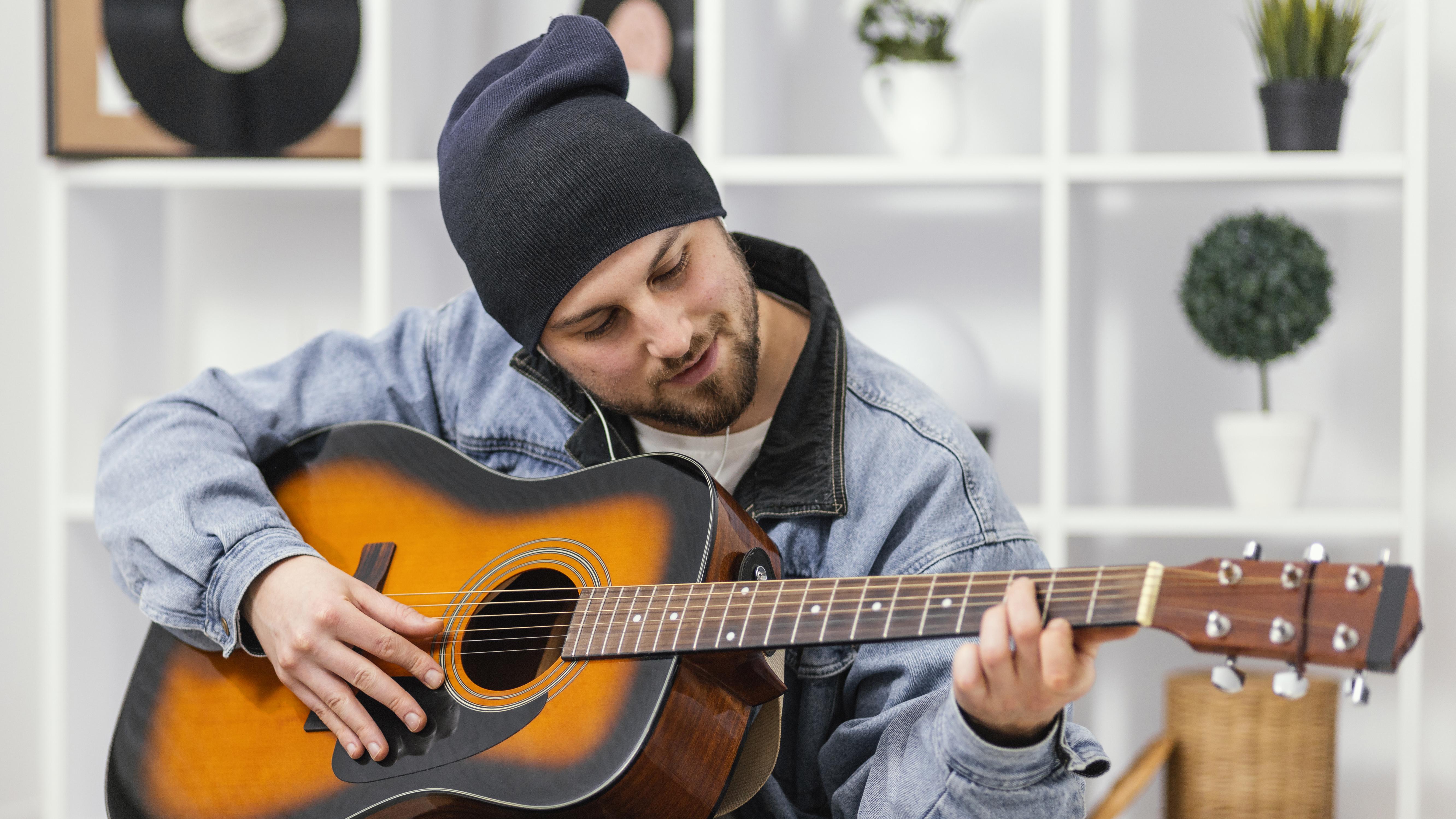 GİTAR & UKULELE - Eğitim Resmi - Kuşadası Dans Sanat ve Spor Merkezi